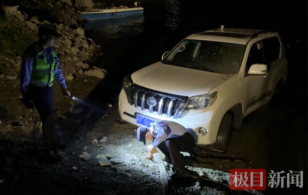图2：当地巡逻民警赶到现场施救.jpg
