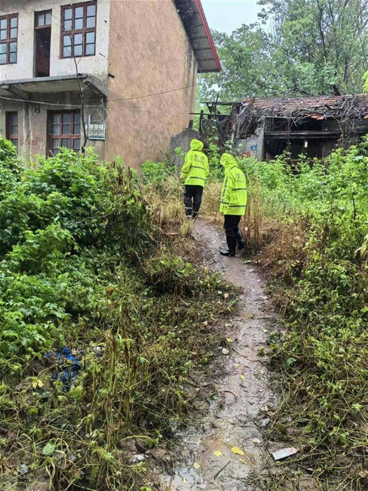 游客露营房车被困武汉天兴洲 警方风雨中暖心救助
