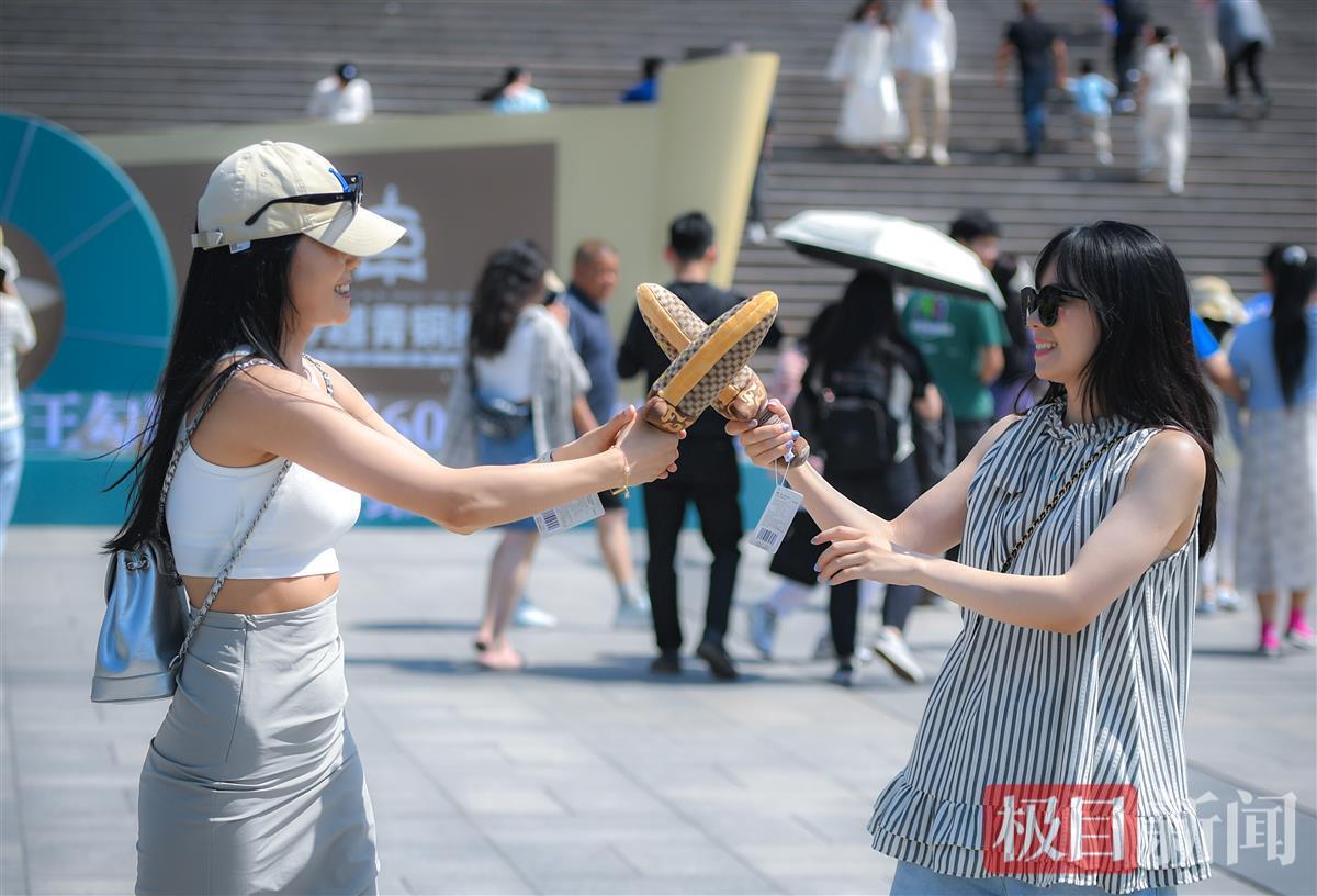 高温阻挡不了游客打卡武汉的热情