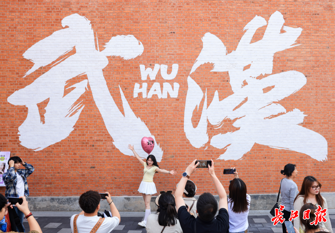 “五一”假期首日，咸安坊人气火爆