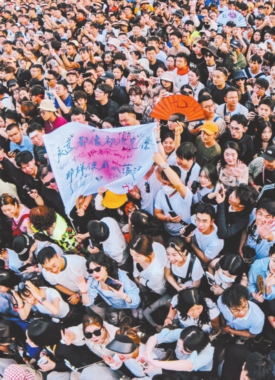 音乐盛宴奏响“五一”狂欢曲 八方乐迷来汉赶一场“摩登派对”