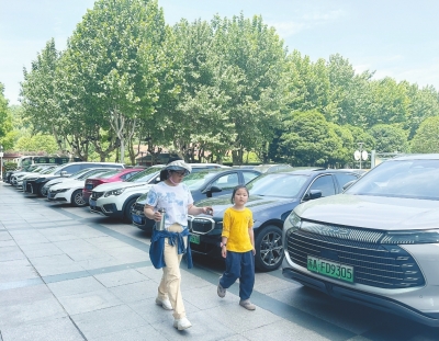 全国多地游客自驾奔赴武汉 多家景区停车场外地车辆占七成