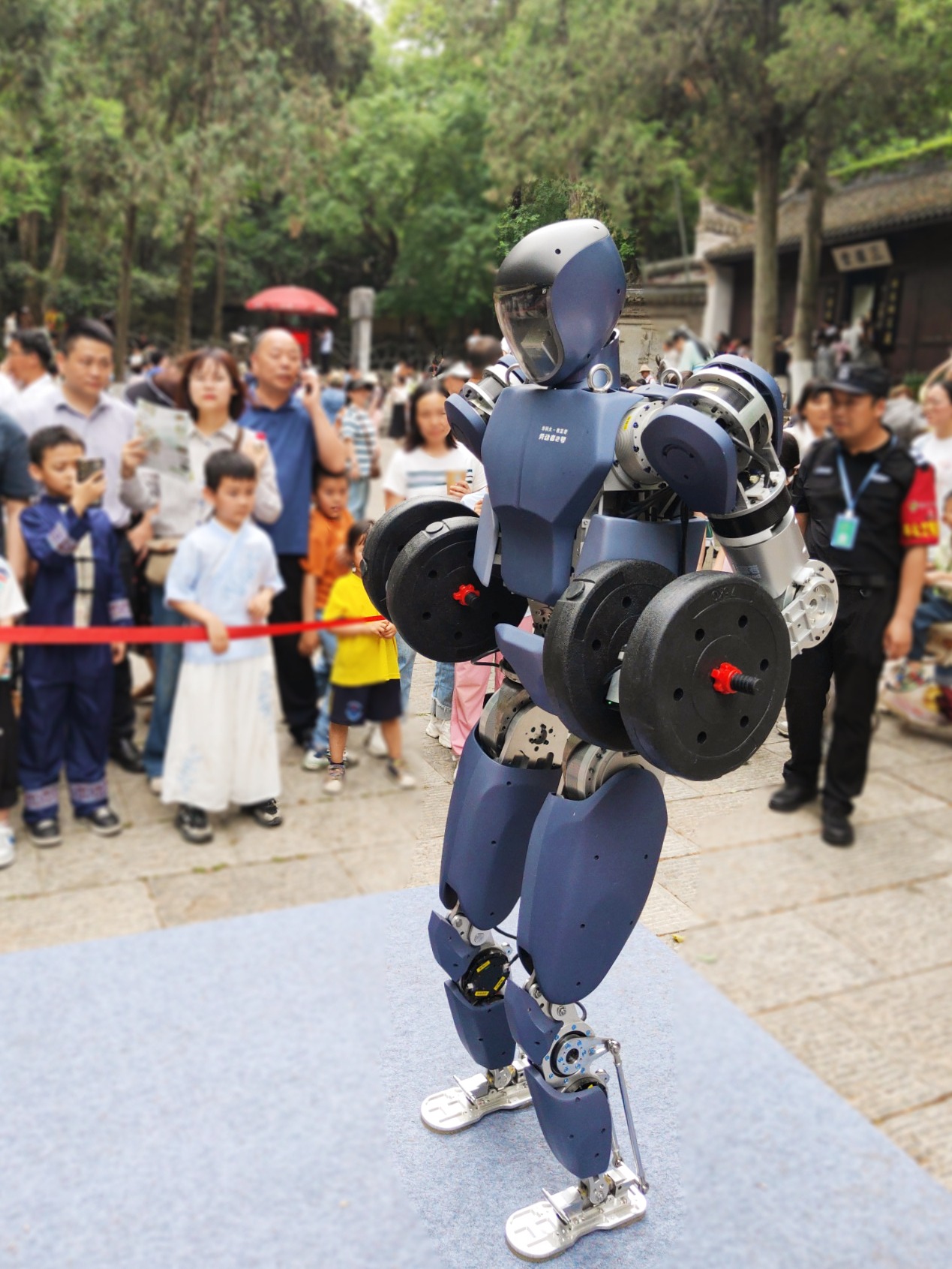 研发出市面上最高最壮的人形机器人 他们平均年龄不到29岁