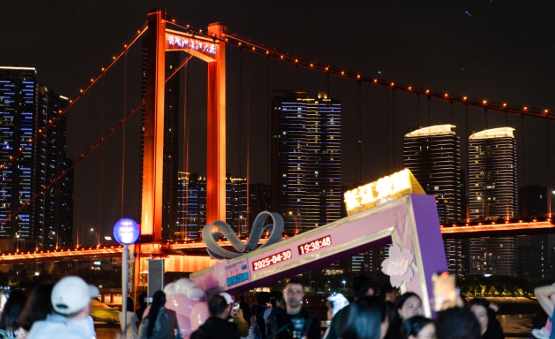 武汉 “过桥仪式” 火出圈，外地游客泪赞：没想到过个桥让我红了眼眶