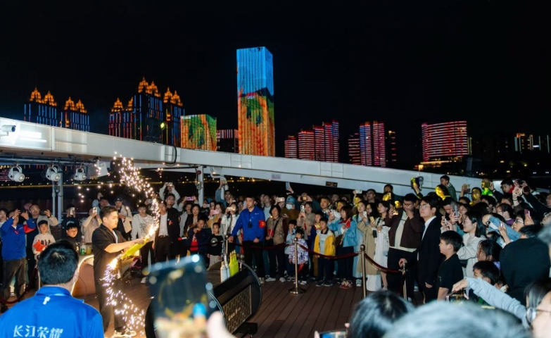 武汉 “过桥仪式” 火出圈，外地游客泪赞：没想到过个桥让我红了眼眶