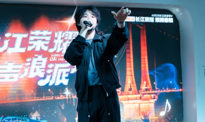 武汉 “过桥仪式” 火出圈，外地游客泪赞：没想到过个桥让我红了眼眶