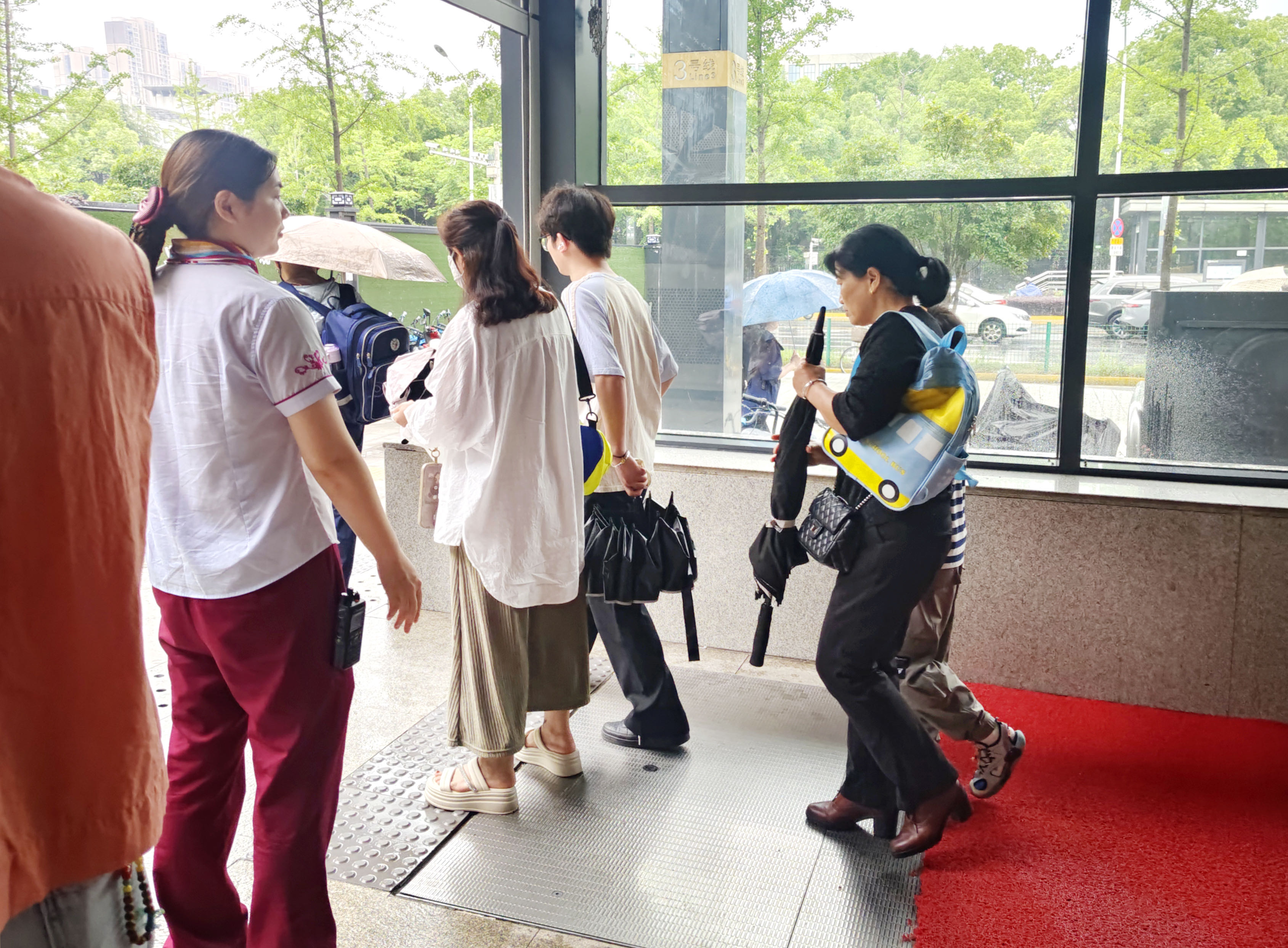 武汉地铁部分车站早高峰临时增设“护学岗”