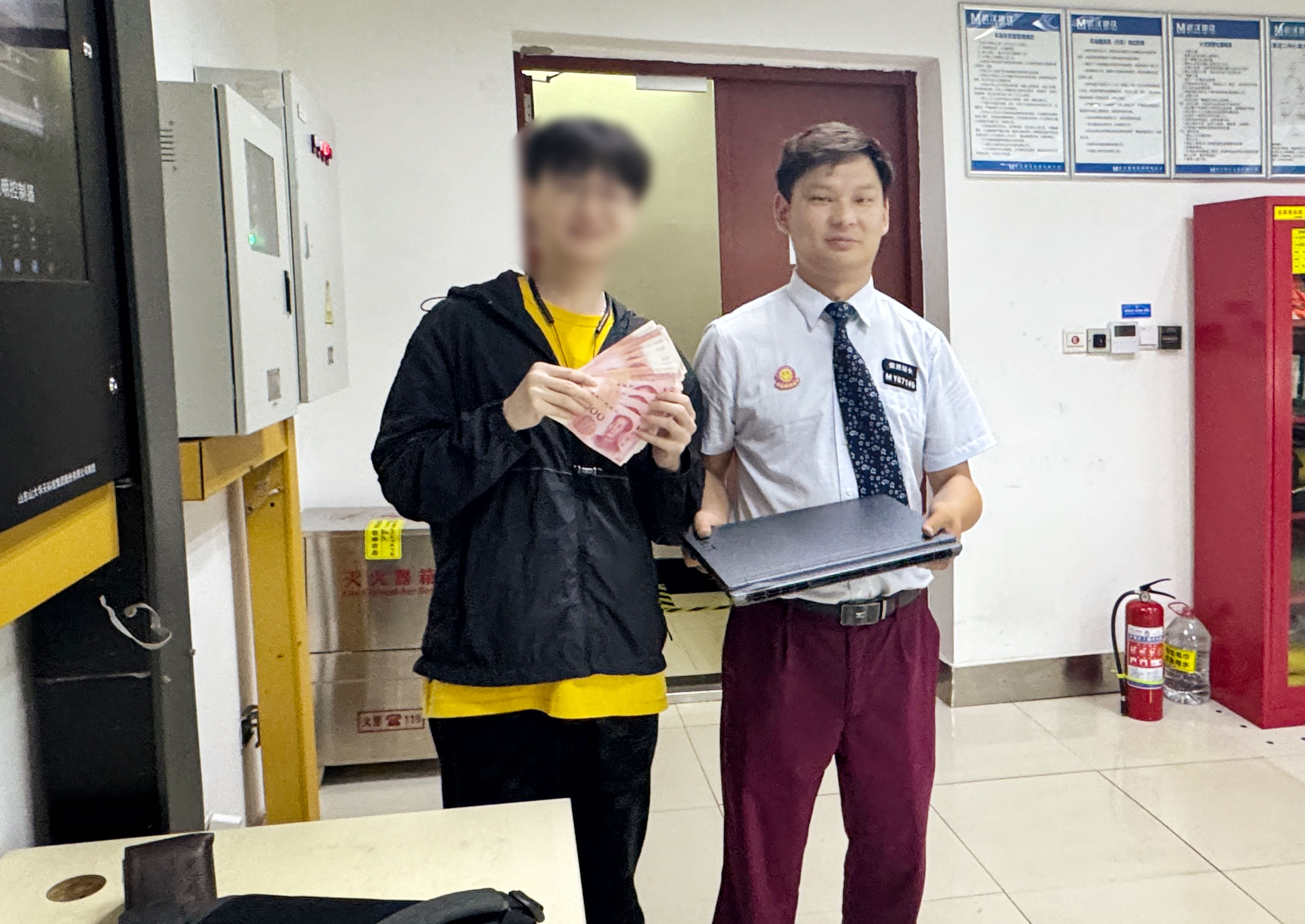 武汉地铁部分车站早高峰临时增设“护学岗”