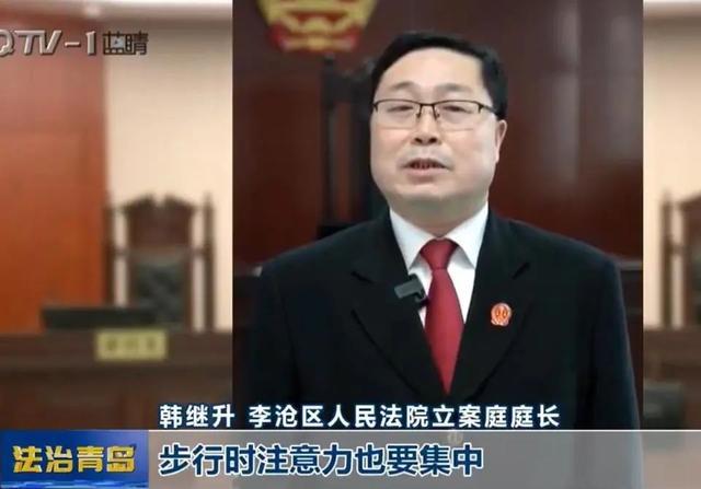 女子边走边打电话突然转身，与男子相撞摔骨折，法院调解了