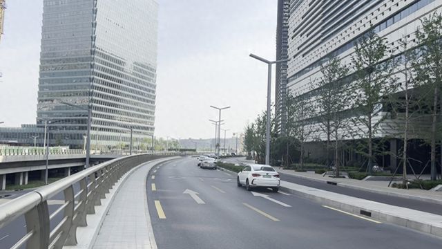 郑州龙湖金融岛私家车绕行地下引不便？实测：3分钟到地面