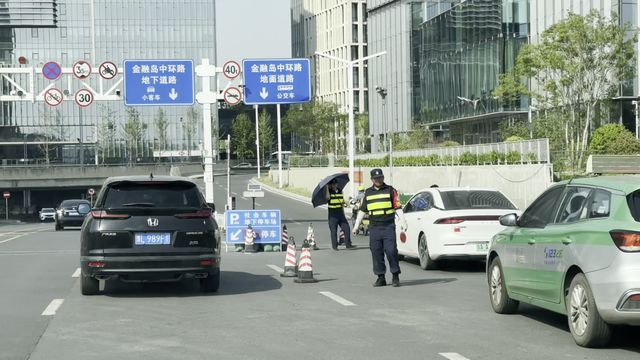 郑州龙湖金融岛私家车绕行地下引不便？实测：3分钟到地面