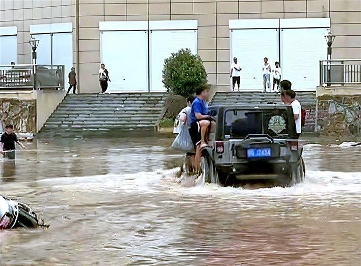 湖北小伙暴雨中开越野车“摆渡”数百人 后又赶赴山区救人