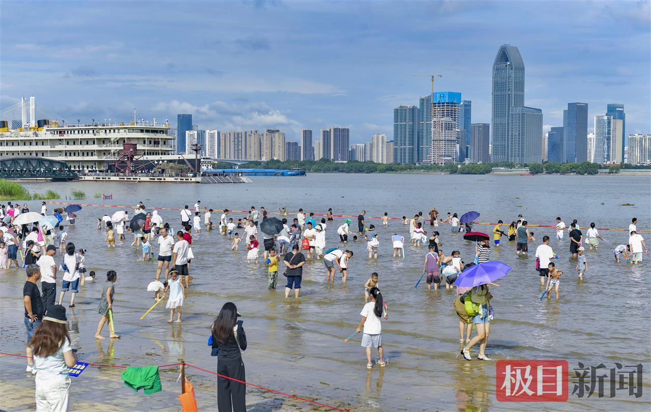 长江水位上涨 汉口江滩成“水上乐园”