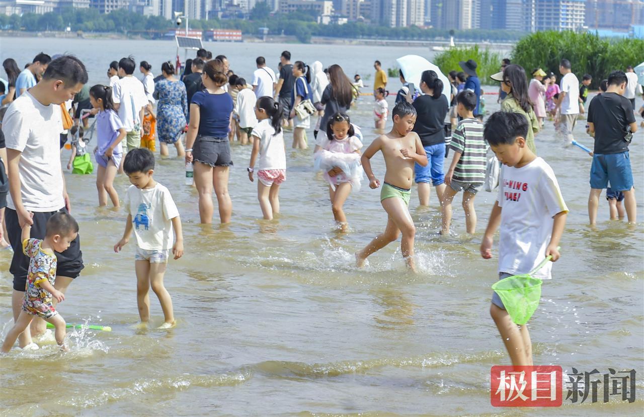 长江水位上涨 汉口江滩成“水上乐园”