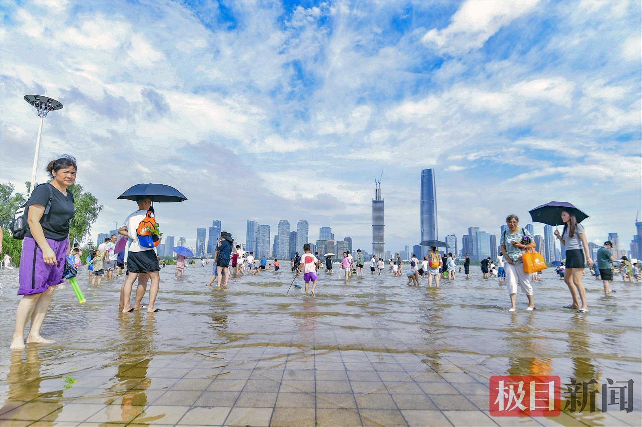 长江水位上涨 汉口江滩成“水上乐园”