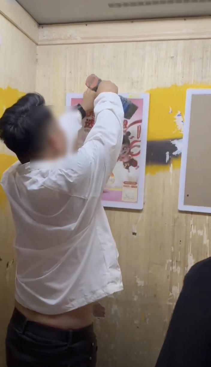 业主不满物业服务拆除小区商业广告 物业回应