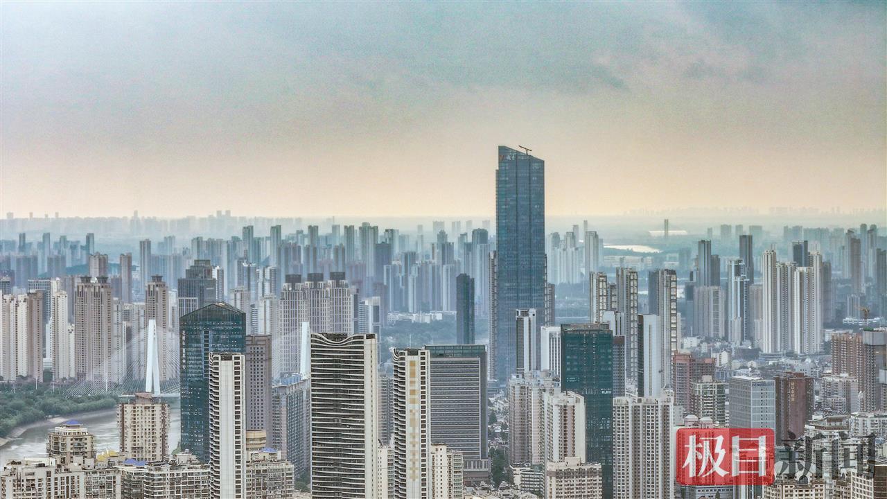 西边的天际线已露出一线红光