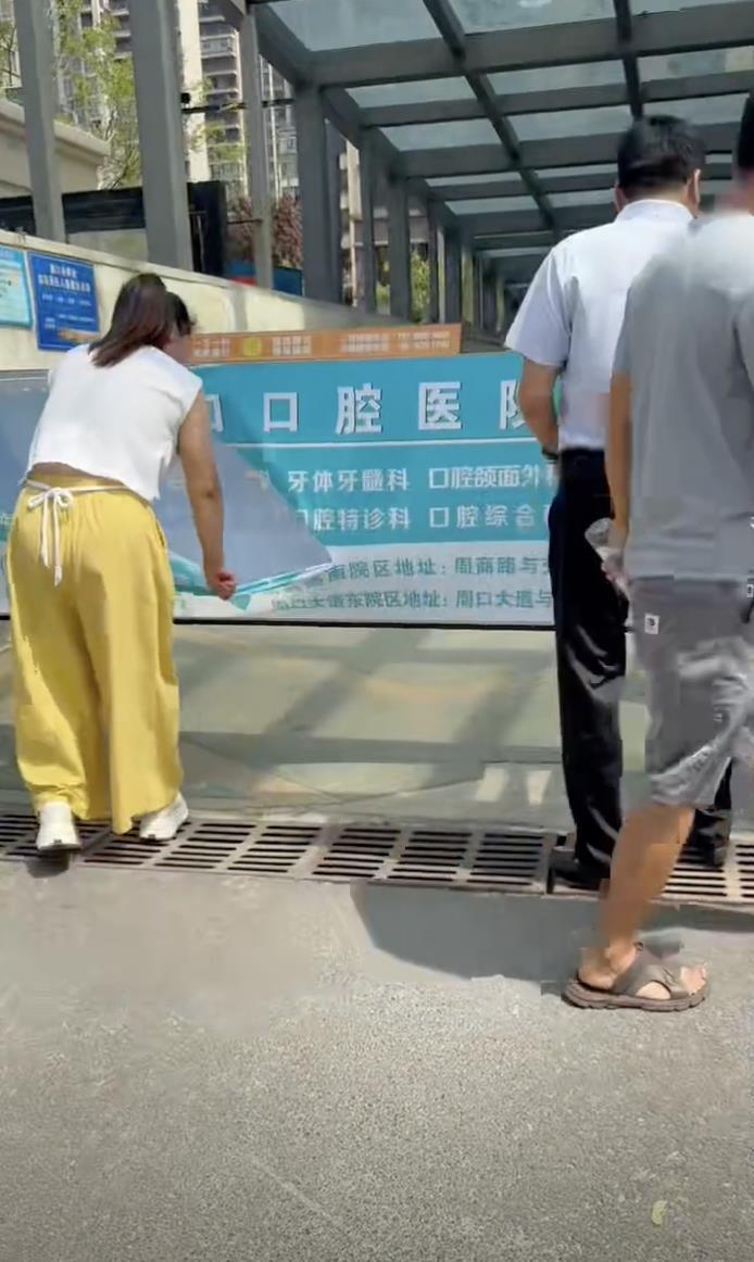 业主不满物业服务拆除小区商业广告 物业回应