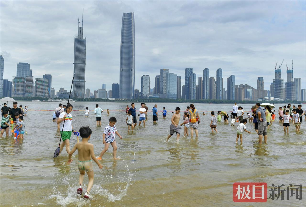 长江水位上涨 汉口江滩成“水上乐园”