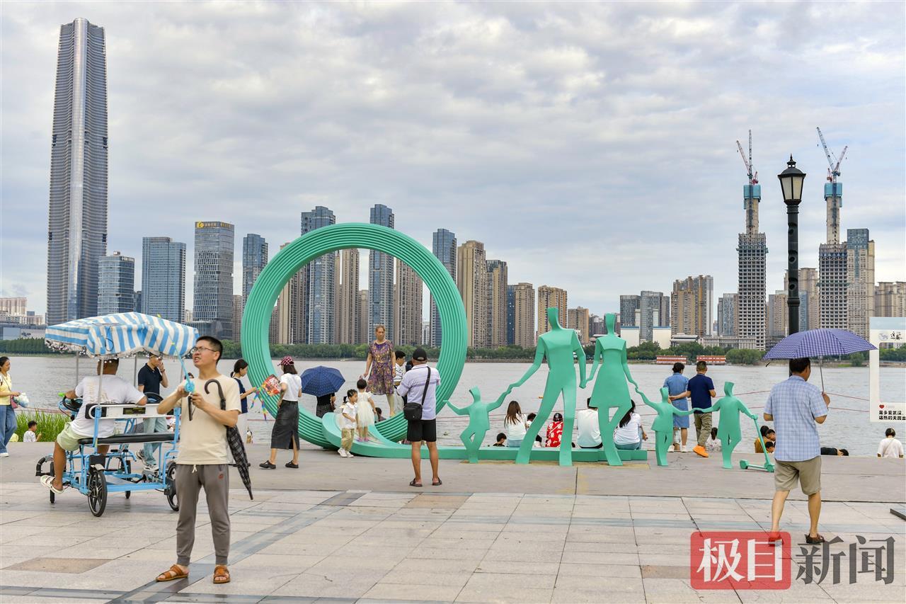 长江水位上涨 汉口江滩成“水上乐园”