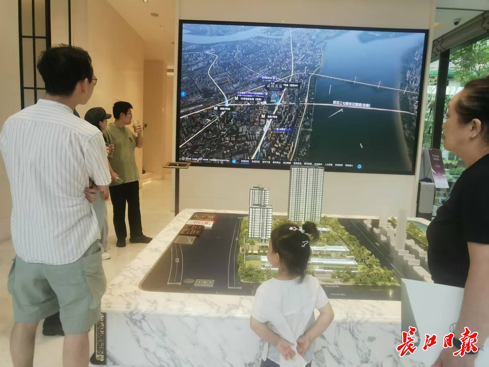 新房房价同比降幅连续7个月收窄 ，武汉再现摇号抢房
