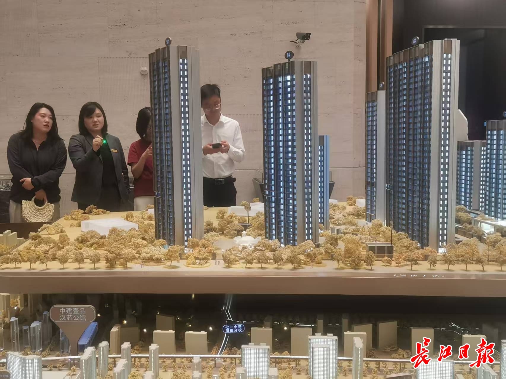 新房房价同比降幅连续7个月收窄 ，武汉再现摇号抢房