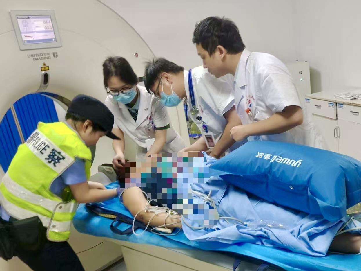 乘客突发疾病晕倒地铁站 民警辅警及时救助送医