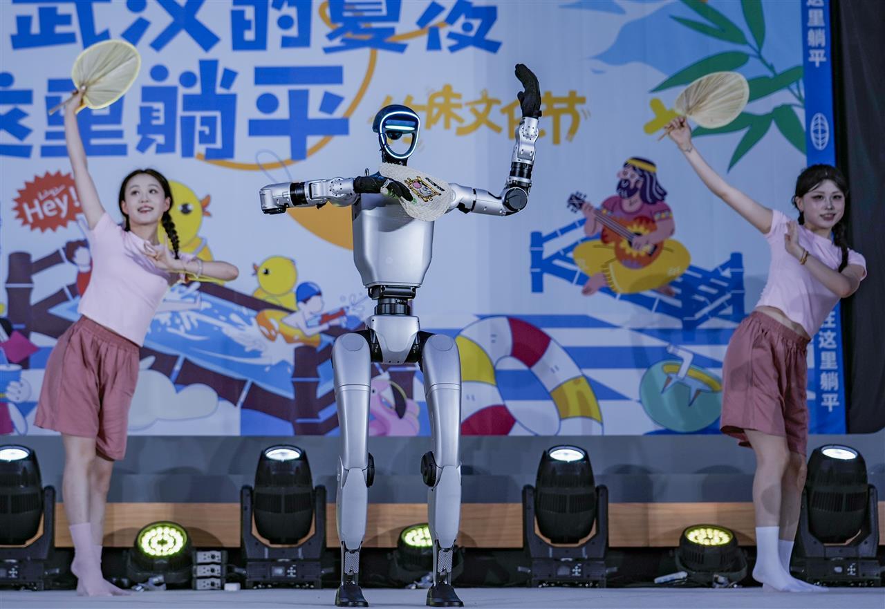 机器人跳起扇子舞.jpg