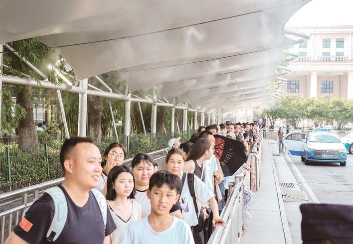 上客长廊喷水雾 丝丝凉意扑面来