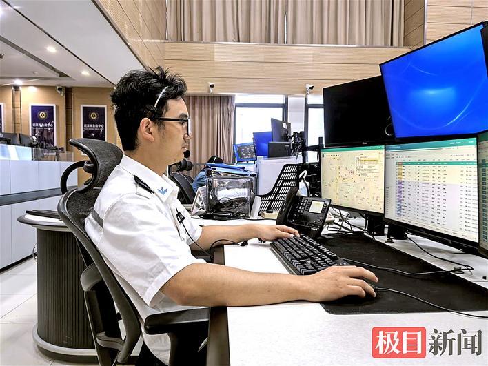 120调度员石志勇正在接警 通讯员供图