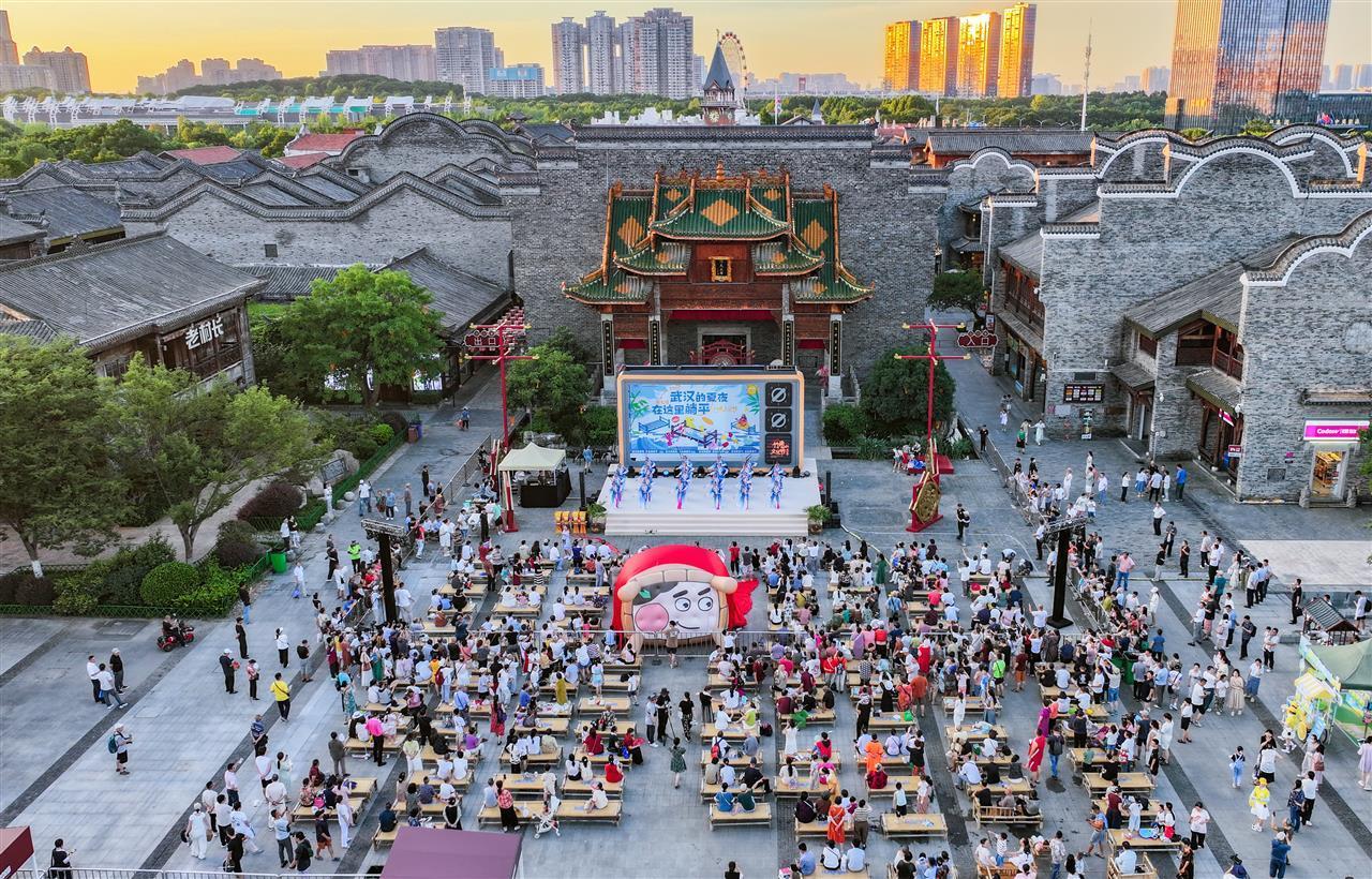 武汉之夏竹床纳凉晚会热闹开场4.jpg