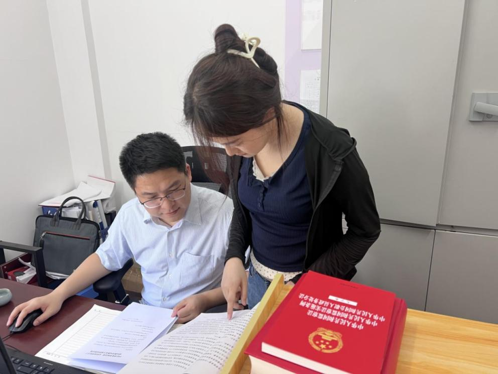 图为东西湖区纪委监委干部梳理纪检监察建议回告资料