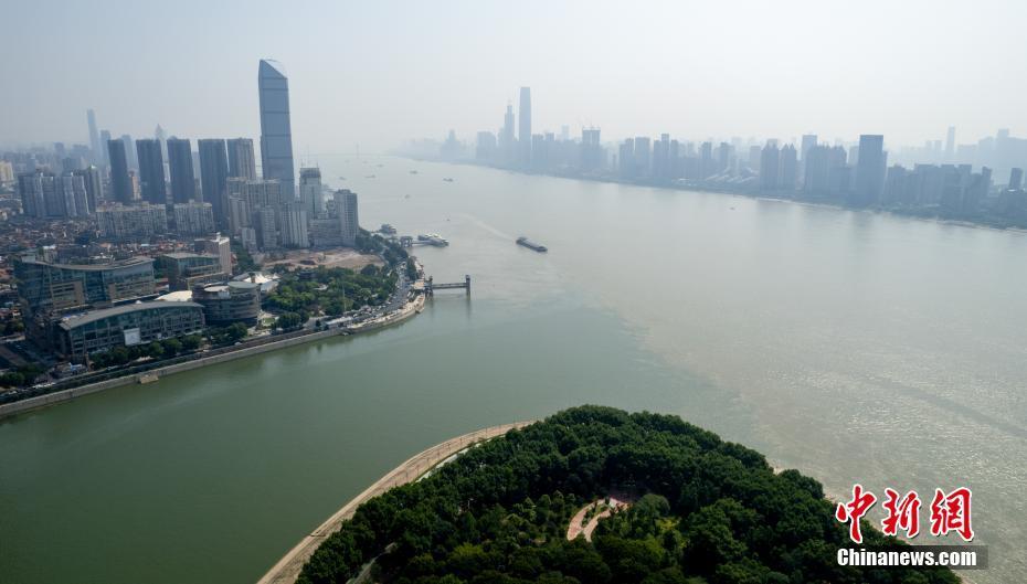 武汉两江交汇处现“泾渭分明”景观