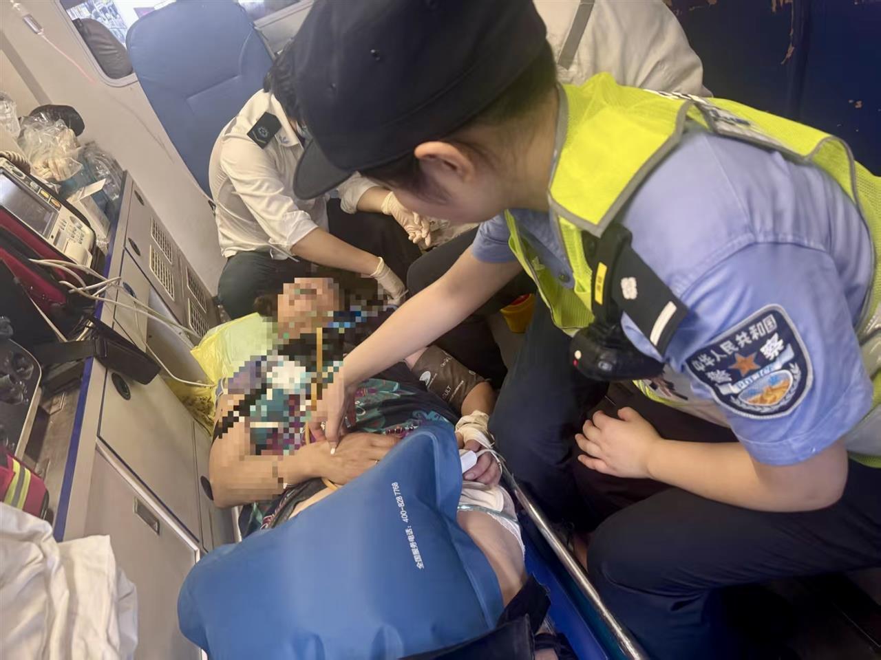乘客突发疾病晕倒地铁站 民警辅警及时救助送医