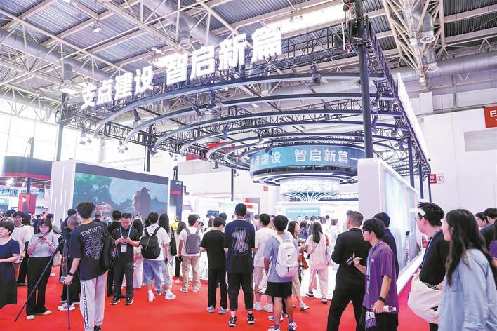链博会上 湖北人形机器人展区圈粉无数