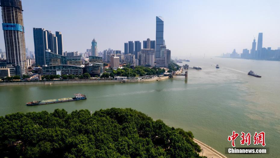 武汉两江交汇处现“泾渭分明”景观
