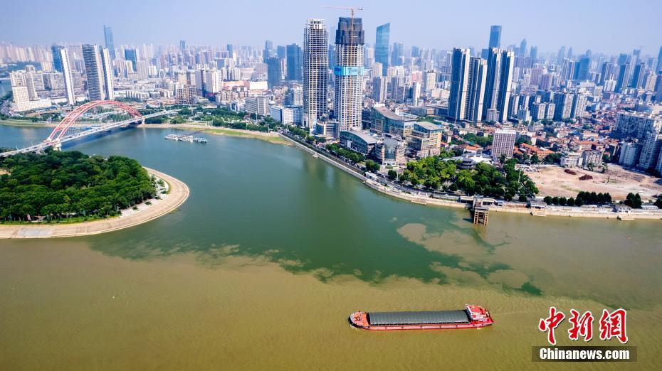 武汉两江交汇处现“泾渭分明”景观