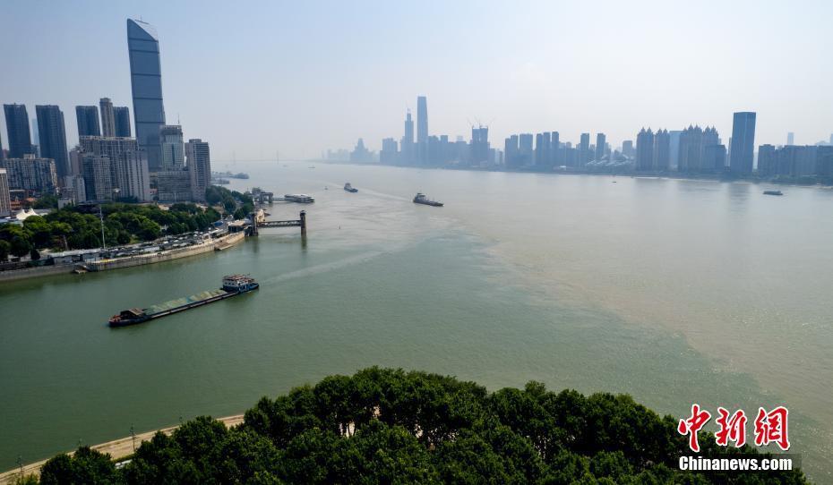 武汉两江交汇处现“泾渭分明”景观