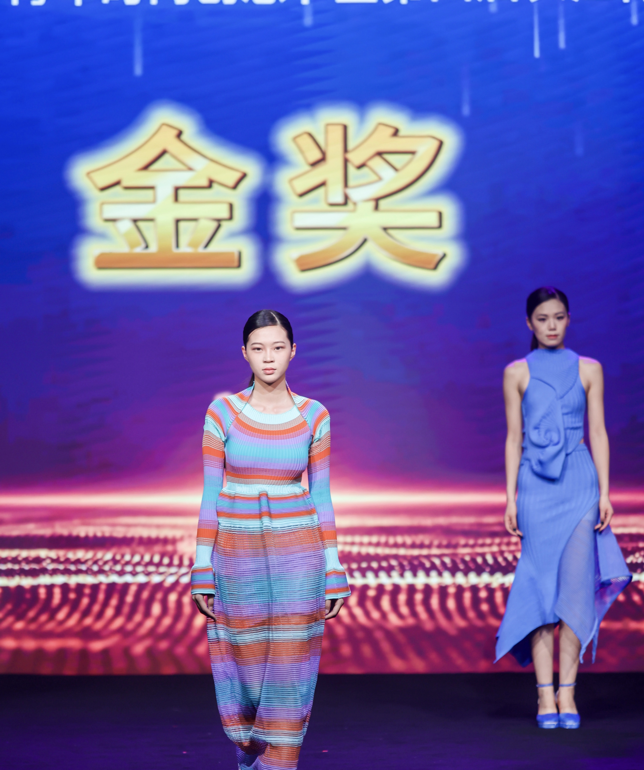海峡两岸（武汉）青年时尚创意节暨第四届长江杯金裳奖决赛在汉举行，台湾青年设计师斩获金奖
