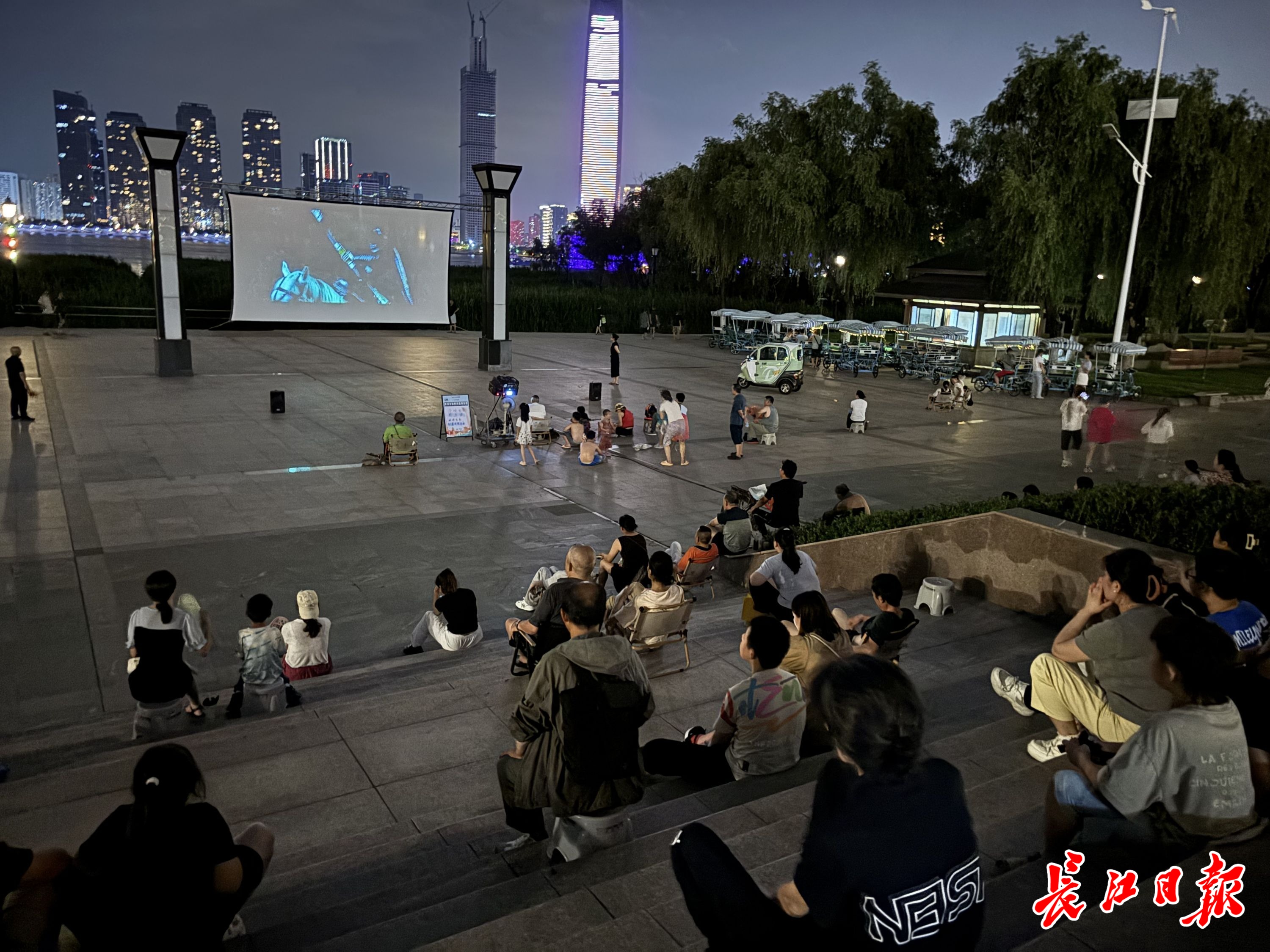 光影摇曳江城夏夜