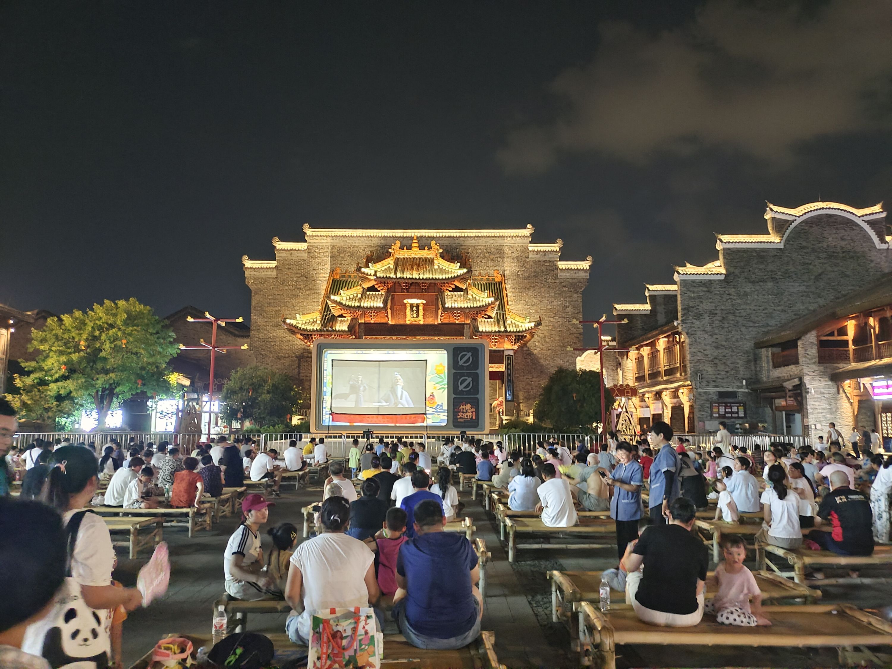 光影摇曳江城夏夜