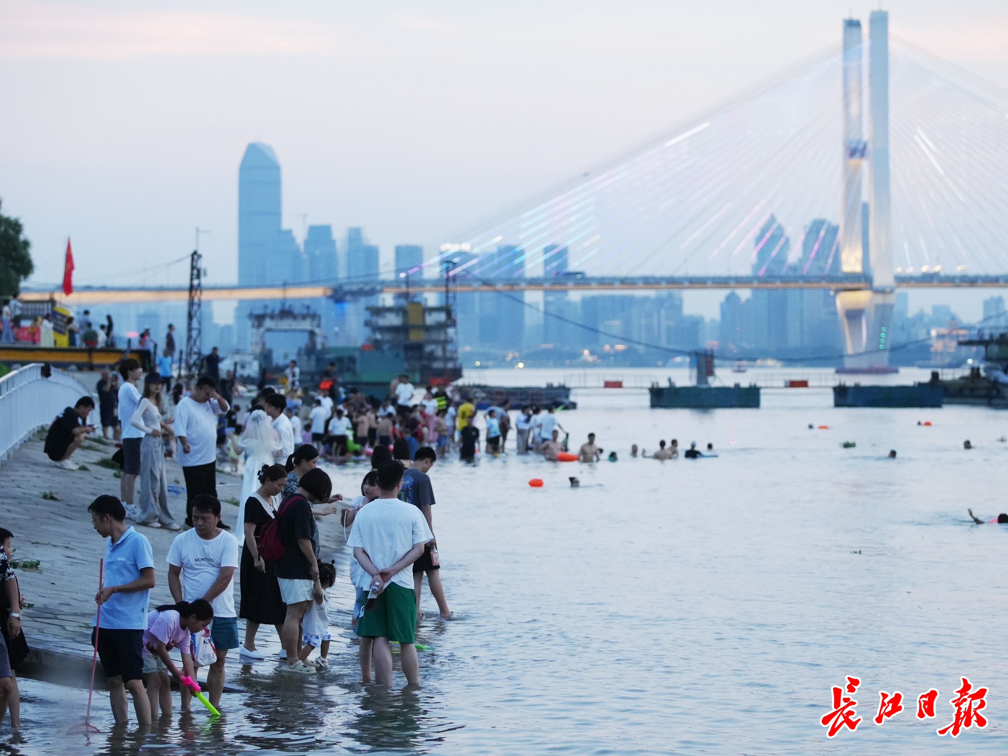“武汉的傍晚太美了！“ 夏日江城暮色怡人，客流量明显增加