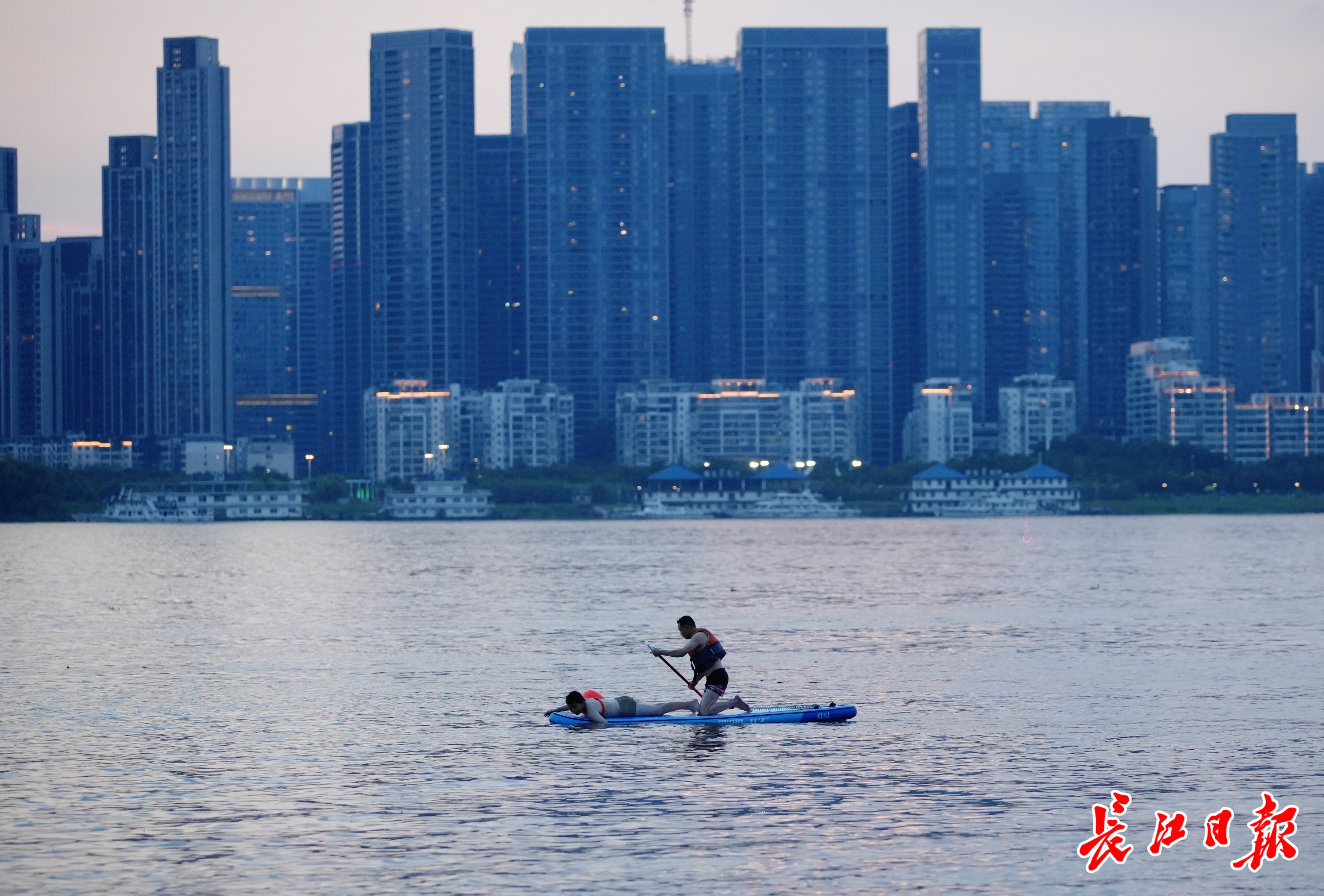 “武汉的傍晚太美了！“ 夏日江城暮色怡人，客流量明显增加
