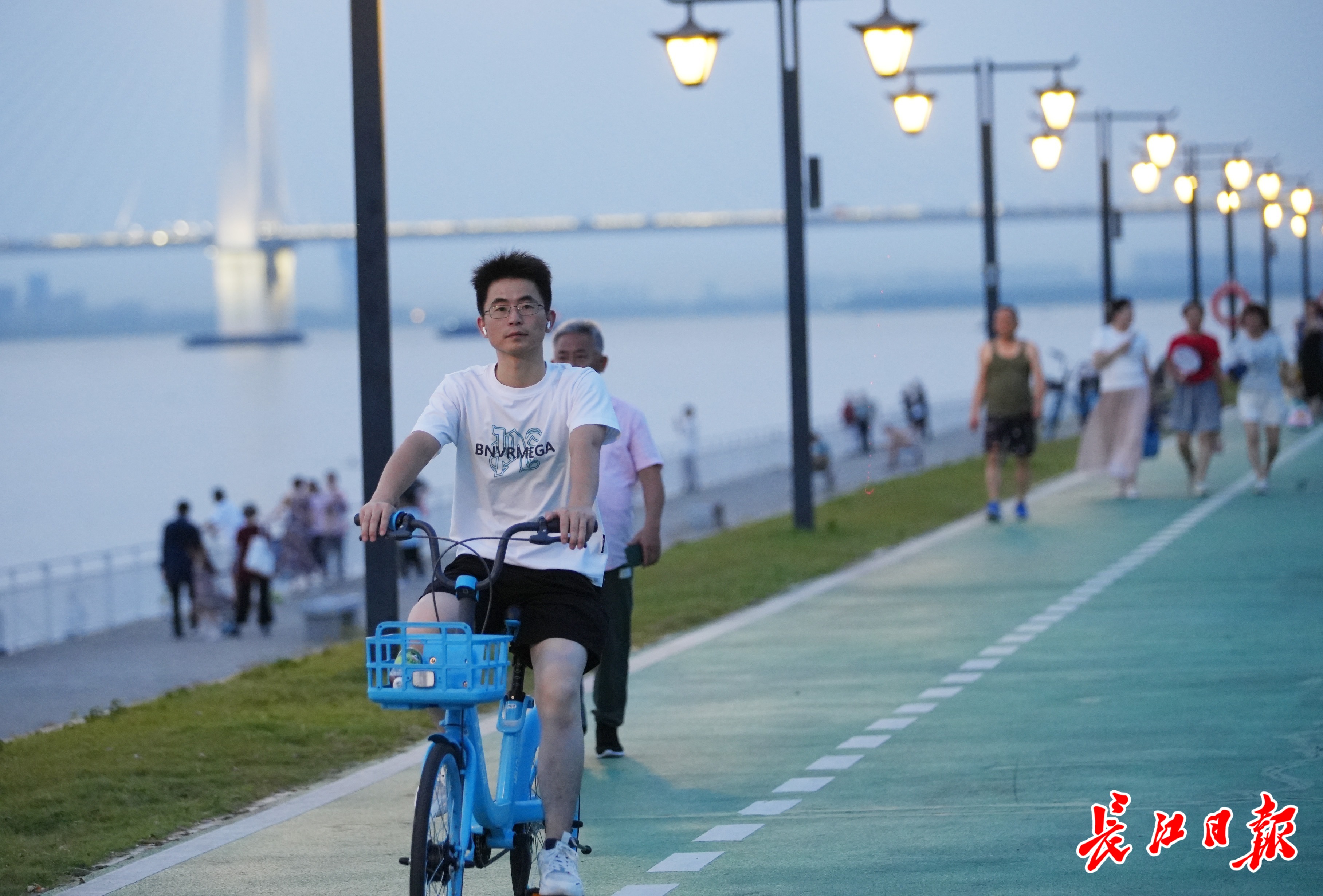 “武汉的傍晚太美了！“ 夏日江城暮色怡人，客流量明显增加