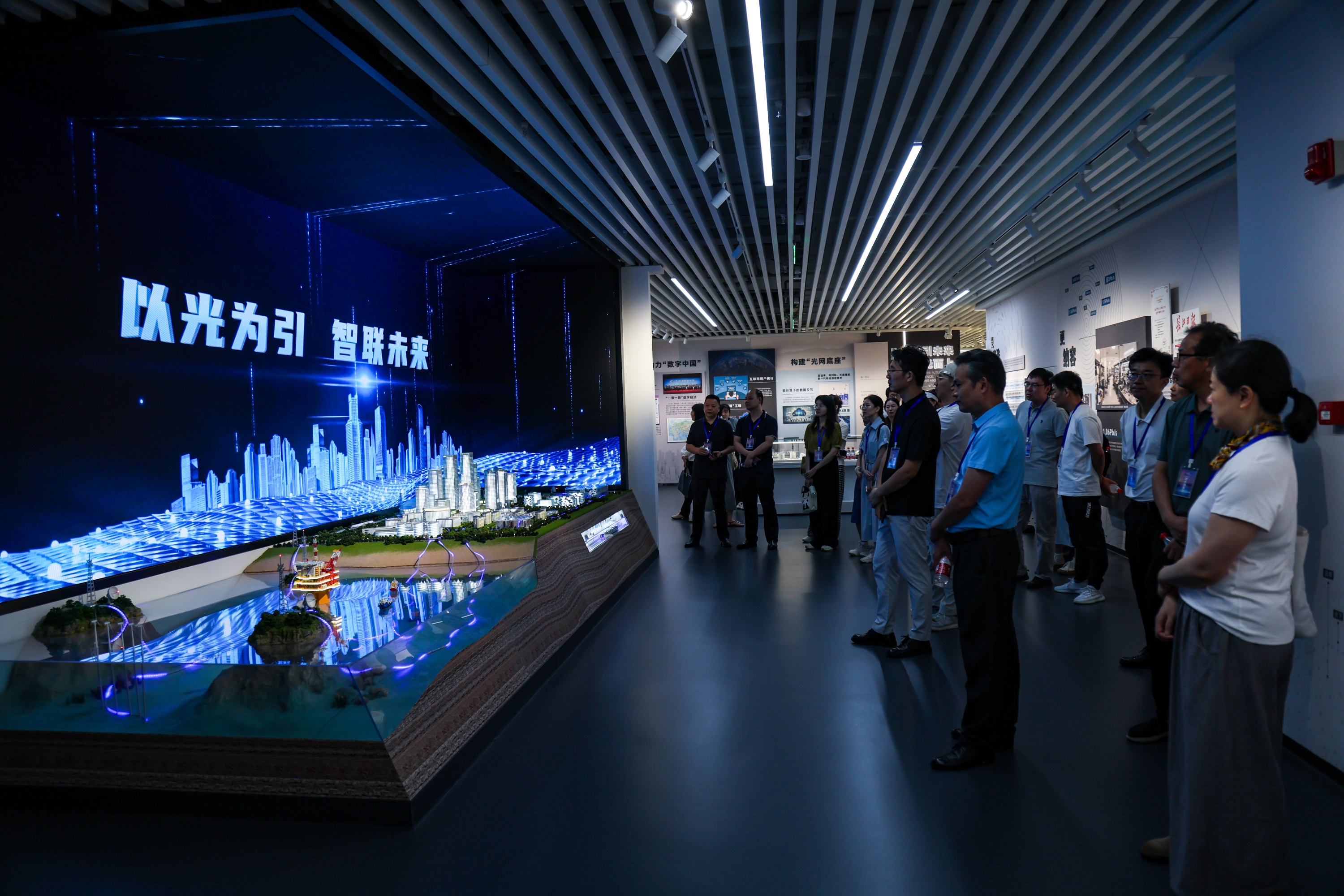实探武汉追光“领跑”、智造崛起，“建设支点 当好龙头”成为城市观察团朋友圈“热帖”